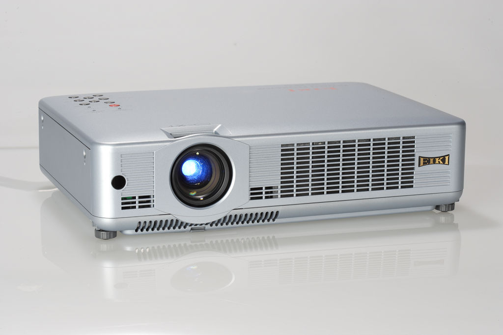 Eiki LC-XB31 450:1 Contrast 2,500 Lumens LCD Video Projector w/Lamp *No Remote* 